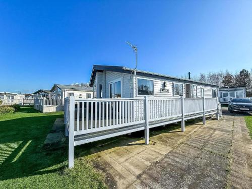 Hunstanton Cabina | Beautiful Lodge With Decking In Hunstanton At Manor Park Ref 23195K