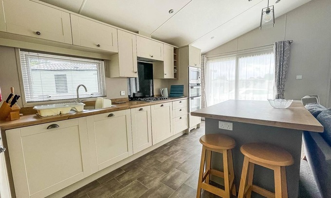 Hopton Cabina | Beautiful lodge with decking at Breydon Water Park in Norfolk ref 10022B
