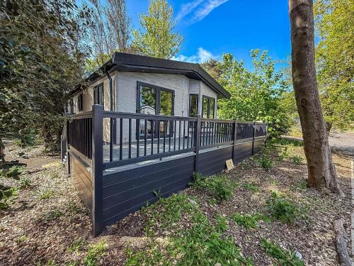 Corton Otro | Beautiful Lodge With Decking At Azure Seas In Suffolk, Sleeps 6 Ref 32217Og