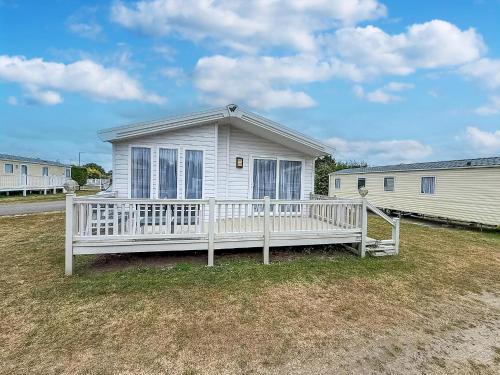 Hopton Cabina | Beautiful Lodge With Decking In Norfolk, At Breydon Water Park Ref 10045B