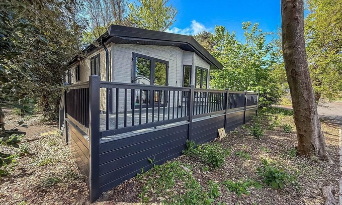 Corton Casa | Beautiful lodge with decking at Azure Seas in Suffolk, sleeps 6 ref 32217OG
