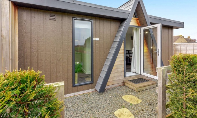 Bretforton Cabaña | Beautiful lodge with hot tub - Alstroemeria