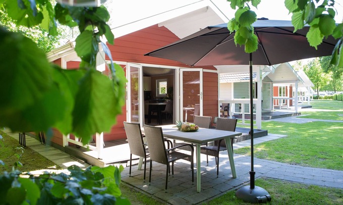 Oirschot Chalet De Esquí | Hermosa casa de campo con una bonita terraza, ubicada en un parque de vacaciones en Brabante