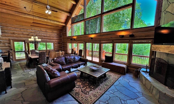 Purgatory Cabina | Beautiful Log Cabin 2 Miles to Purgatory Resort with Hot Tub