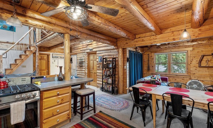 East Wakefield Cabina | Beautiful Log Cabin on Belleau Lake-All 4 Seasons! 2900 sq ft; Beach-3 min walk!