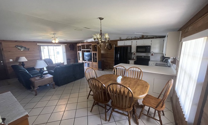 Bartow Casa | Beautiful log cabin on private lake
