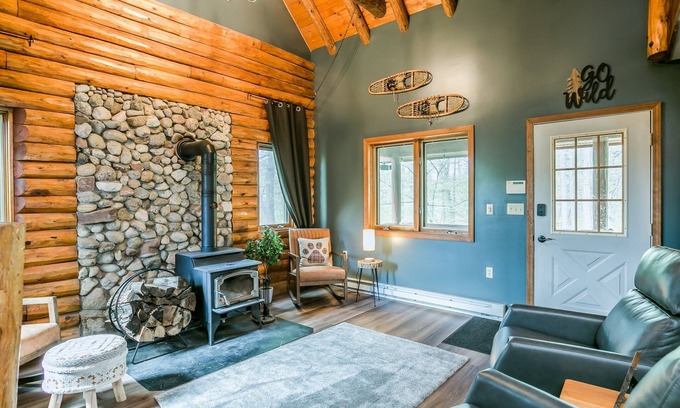 Bloomfield Cabina | Beautiful Log Cabin Tucked Away on 5 Acres