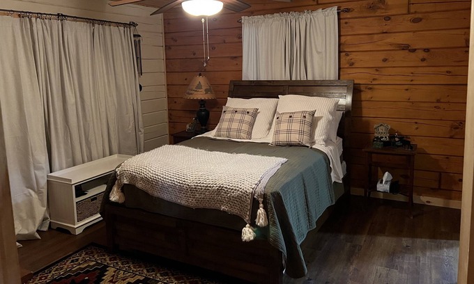 Forestport Cabina | Beautiful log cabin nestled in the southern tip of the Adirondack Mountains