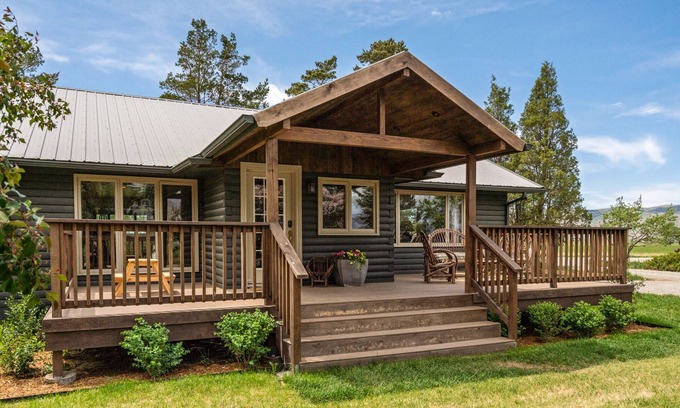 Livingston Otro | Beautiful Log Farmhouse in Paradise Valley, Montana