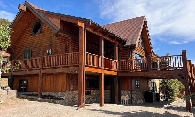 Island Park Cabina | Hermosa casa de registro completo con vistas al lago Henrys y 13 millas al oeste de Yellowstone