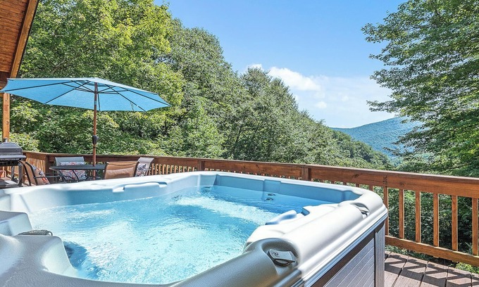 Maggie Valley Cabina | Inicio de sesión, Smoky Mtn VISTAS, bañera de hidromasaje, sala de juegos. 4wd req. Nov-abr