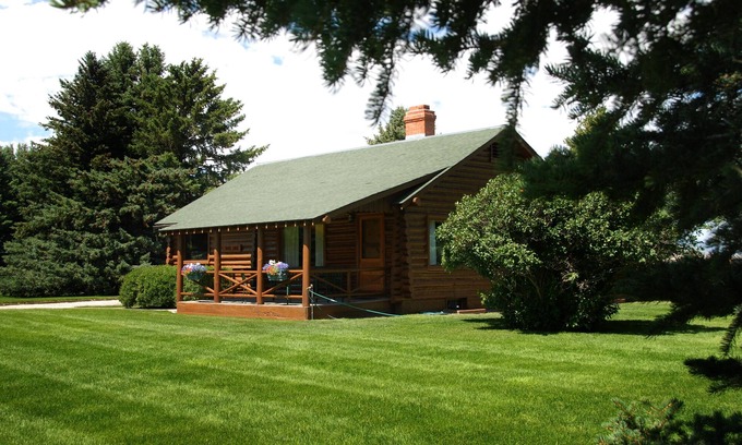Ennis Cabina | Beautiful Log Home with Mountain Vistas