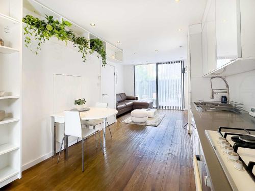 Livesey Casa | Beautiful London Townhouse - 5 mins from Queens Road Station