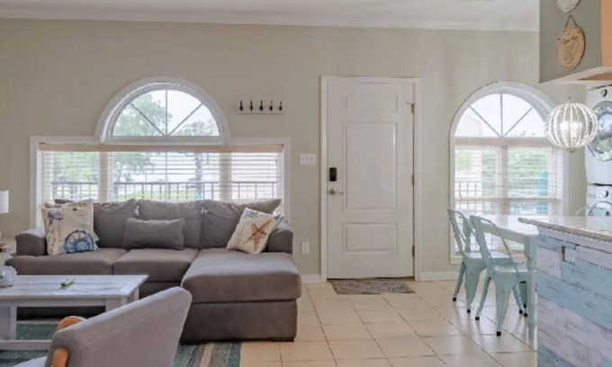 Long Beach Condominio | Beautiful Long Beach Condo with Ocean View!