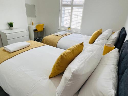 Stone Casa | Beautiful, Luxurious 3 Bed house, Perfect for Contractors , Family & Friends