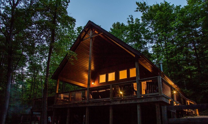 Butler Chalet De Esquí | Hermoso Chalet de lujo, Jacuzzi, Chimenea interior, King Master Suite WIFI gratis