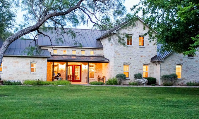Fredericksburg Casa | Vino hermoso de lujo casa frente al río país en las Pedernales - agradable para perros!