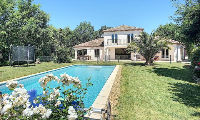 Saint-Paul-en-Foret Villa | Hermosa villa moderna con piscina climatizada, jardín paisajístico y 3 dormitorios