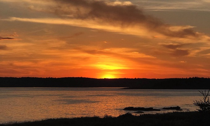 New Harbor Casa | Beautiful Maine coastal home w/ hot tub and gourmet kitchen! Right on the water!