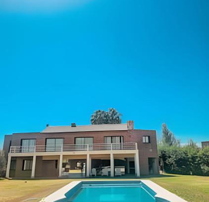 Bajo Lunlunta Casa | Hermosa Mansión c/pileta y jacuzzi -Barrio privado