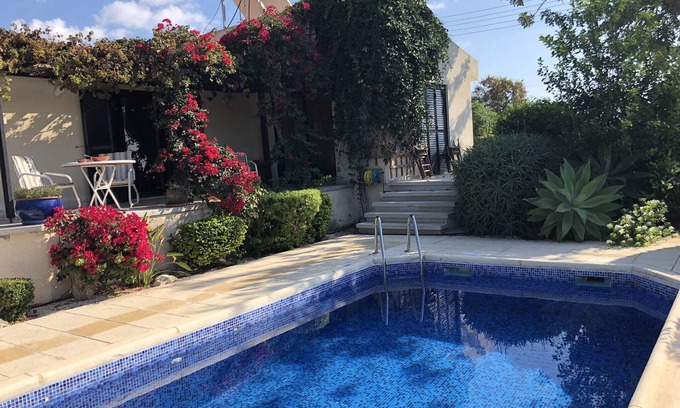 Chlorakas Villa | Hermosa villa madura con amplios jardines y piscina privada con vistas al mar.