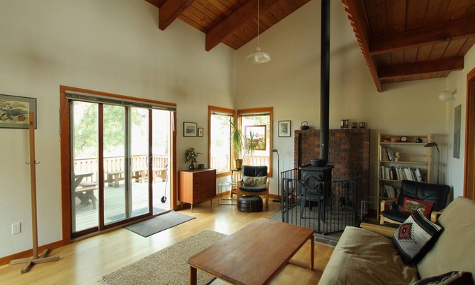 Sisters Cabina | Beautiful Meadow Views | Walk to Town | Sisters OR Vacation Cabin