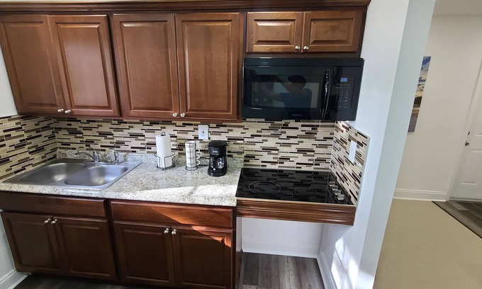 Miami Springs Villa | Beautiful Miami GUEST HOUSE close to the airport and golf course.