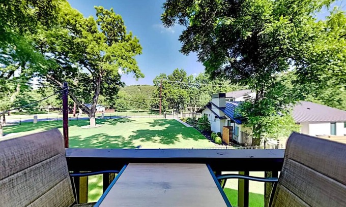 Austin Casa | Beautiful Mid-Century Modern Lakehouse