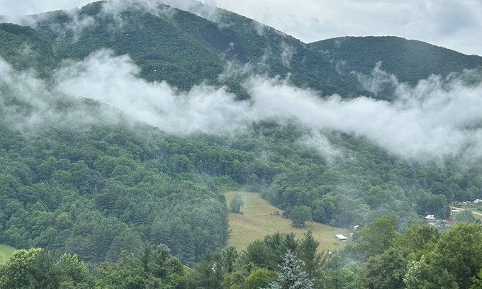Maggie Valley Cabina | Beautiful Misty Mountain Views from a quaint cottage in Maggie Valley!