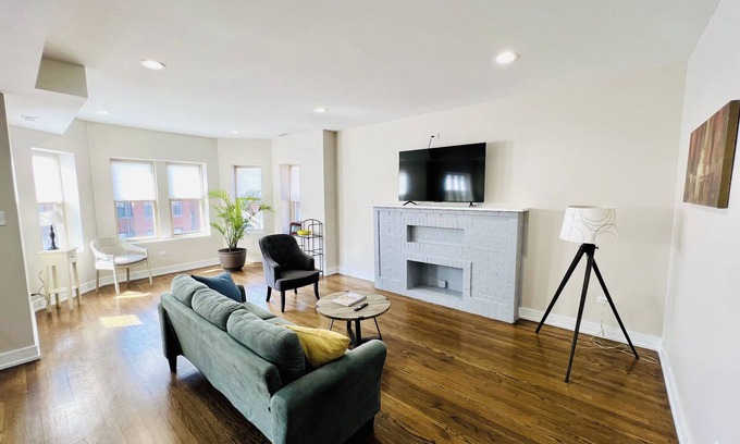 South Shore Condominio | Beautiful, modern 3 bed 2 bath condo near Hyde Park, Obama Center and Lakefront