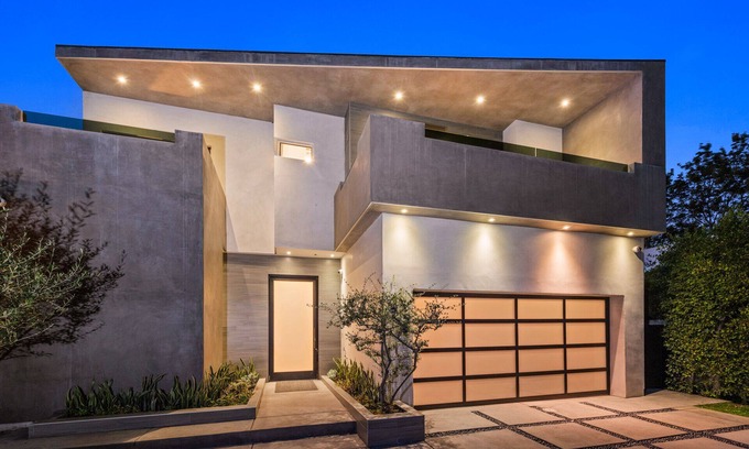 Beverly Grove Villa | Beautiful Modern 4 Bedroom Villa w/ Pool & Hot tub