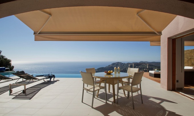 Begur Villa | Hermosa villa moderna en la cima de una colina con piscina infinita de agua salada y vistas impresionantes