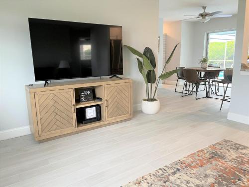 Jensen Beach Casa | Beautiful Modern Home in Jensen Beach with Heated Pool Near Downtown and Beaches