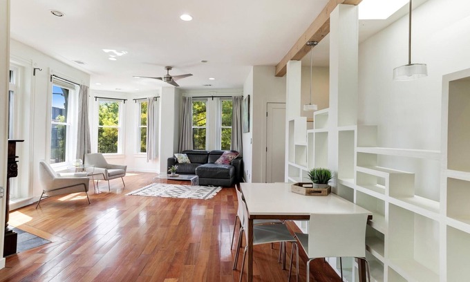Bouvet Island Apartamento | Beautiful Modern Penthouse in heart of city, very walkable !