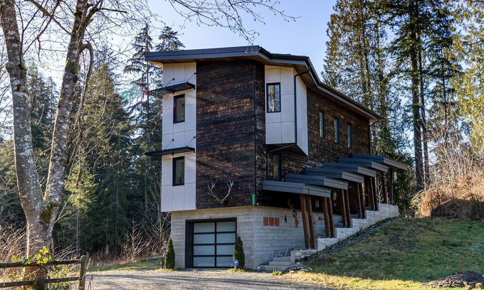 Mirrormont Casa | Beautiful Modern Retreat in the Woods