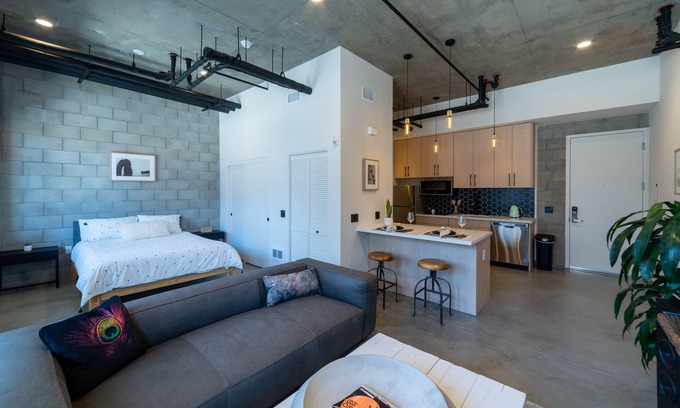 Vista Apartamento | Beautiful Modern Studio in DT Vista!