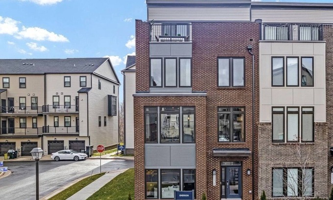 Ashburn Casa | Beautiful Modern Townhome with rooftop