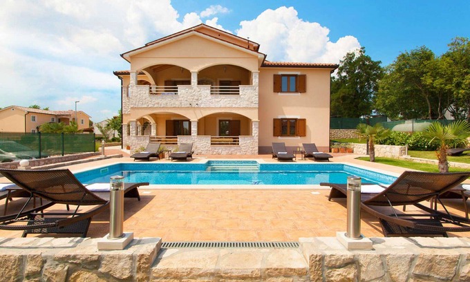 Brgod Villa | Hermosa villa moderna en un pequeño pueblo cerca del mar.