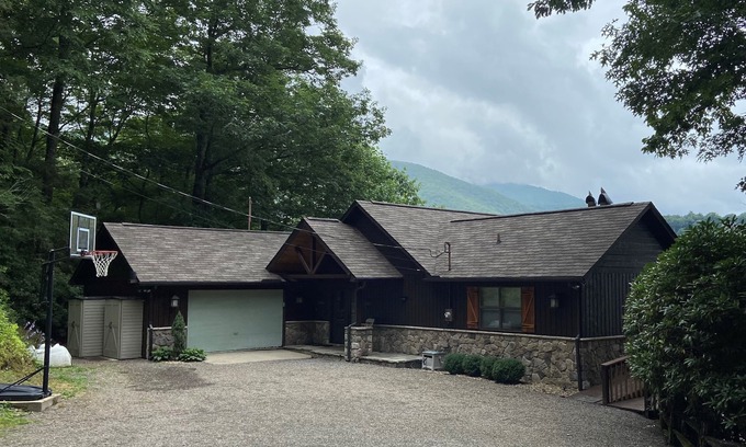 Burnsville Casa | Beautiful Mount Mitchell Home - Stunning views, decks & hot tub & endless hikes