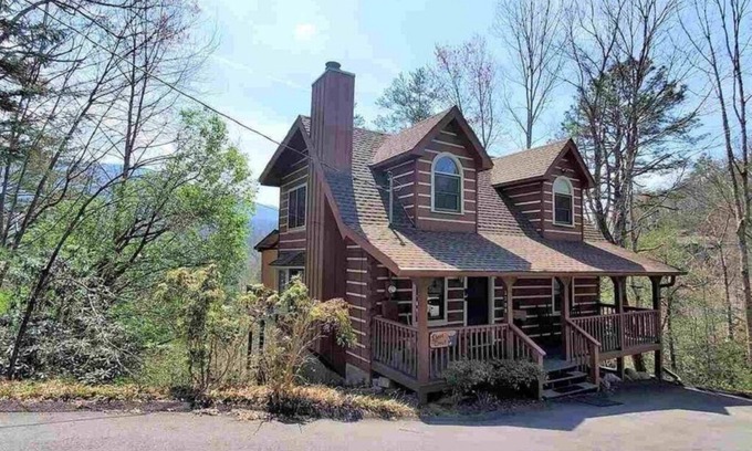 Gatlinburg - Pigeon Forge Cabina | Beautiful Mountain Cabin with Mountain Views and EV Charging Outlet!