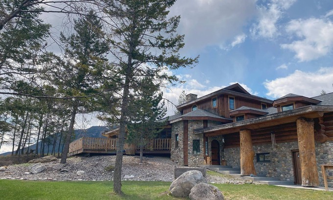 East Kootenay Cabina | Beautiful Mountain Cabin Sleeps 14