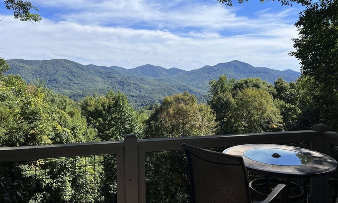 Sylva Cabina | Beautiful Mountain Cabin with Amazing Views and Cascading Waterfall