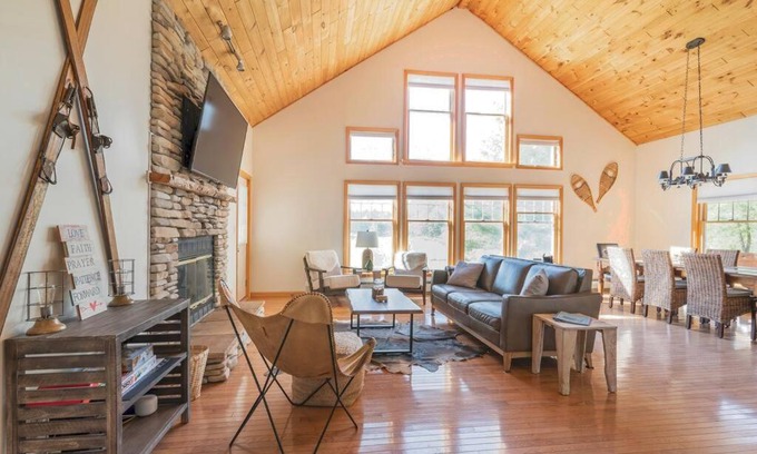Hunter Casa | Beautiful mountain home with gorgeous meadow views