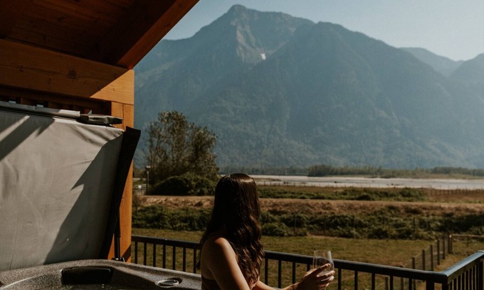 Kent Chalet De Esquí | Beautiful Mountain Views 2 bedroom, 2 bathroom chalet w/ private hot tub