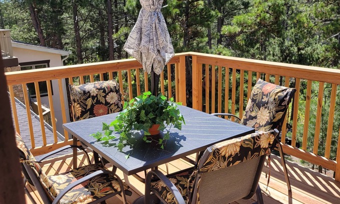 Larkspur Apartamento | Beautiful nature filled peaceful w/ HotTub 1 bedroom private above garage suite