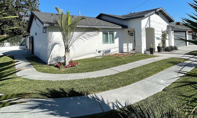 Bell Gardens Casa | Beautiful Neighborhood close to Resturants, Theme Parks & OC in the City of LA.