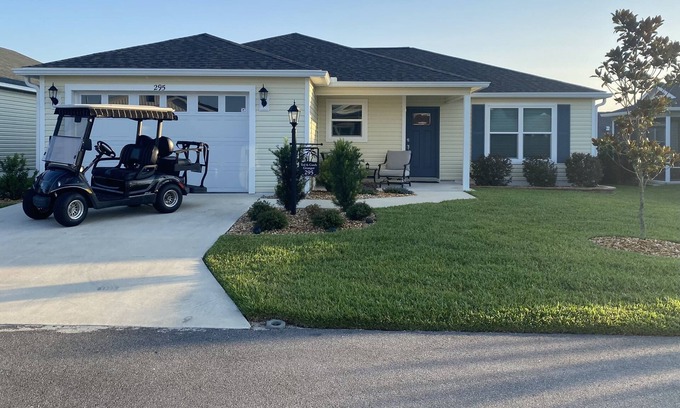 Leesburg Casa | Beautiful New 3/2 with 4-Seat Golf Cart & Fire Table ~ Close to Sawgrass Grove!