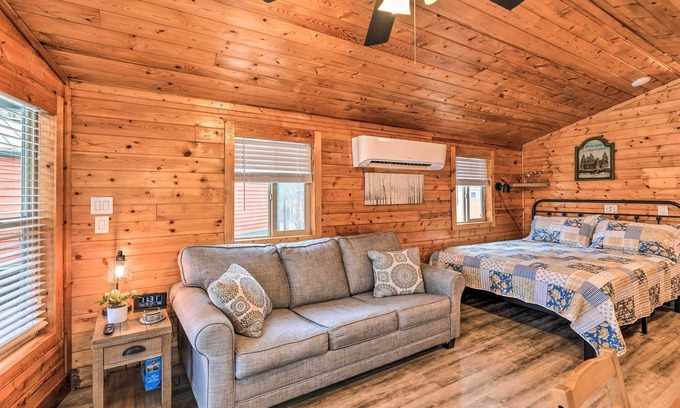 New Bern Apartamento | Beautiful New Bern Studio Cabin w/ Fire Pit!
