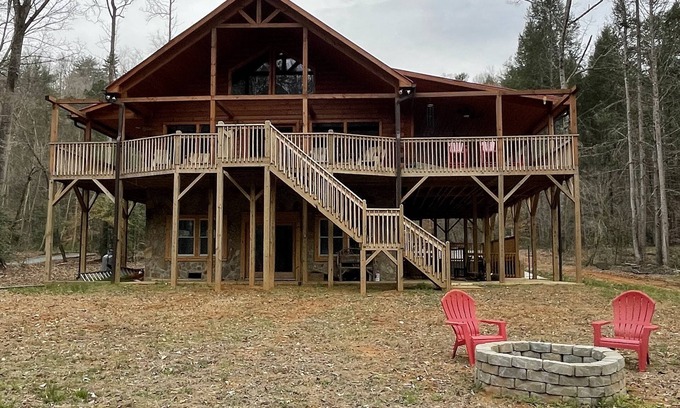 Lake Lure Cabina | Beautiful New Cabin on the Broad River, 3 miles from Lake Lure, NC