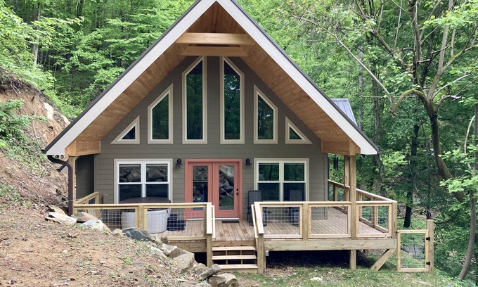 Chalet Village Chalet De Esquí | Beautiful New Chalet in Gatlinburg with Seasonal Views! 3 Bed/2 Bath!